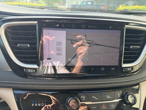 Used 2022 Chrysler Pacifica Touring-L w/ Uconnect Theater Family Group FWD image 49