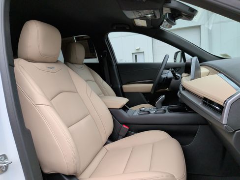 Used 2025 Cadillac XT4 Premium Luxury image 34