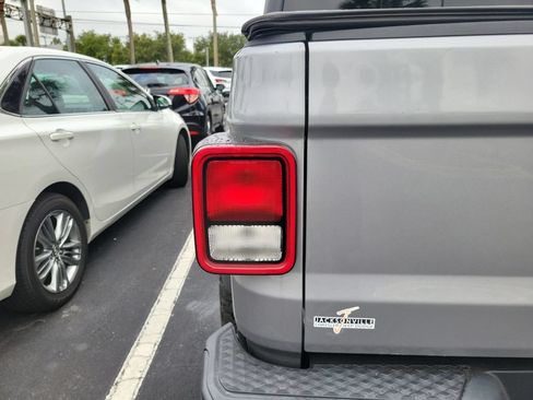 Used 2021 Jeep Gladiator Overland AWD/4WD image 15
