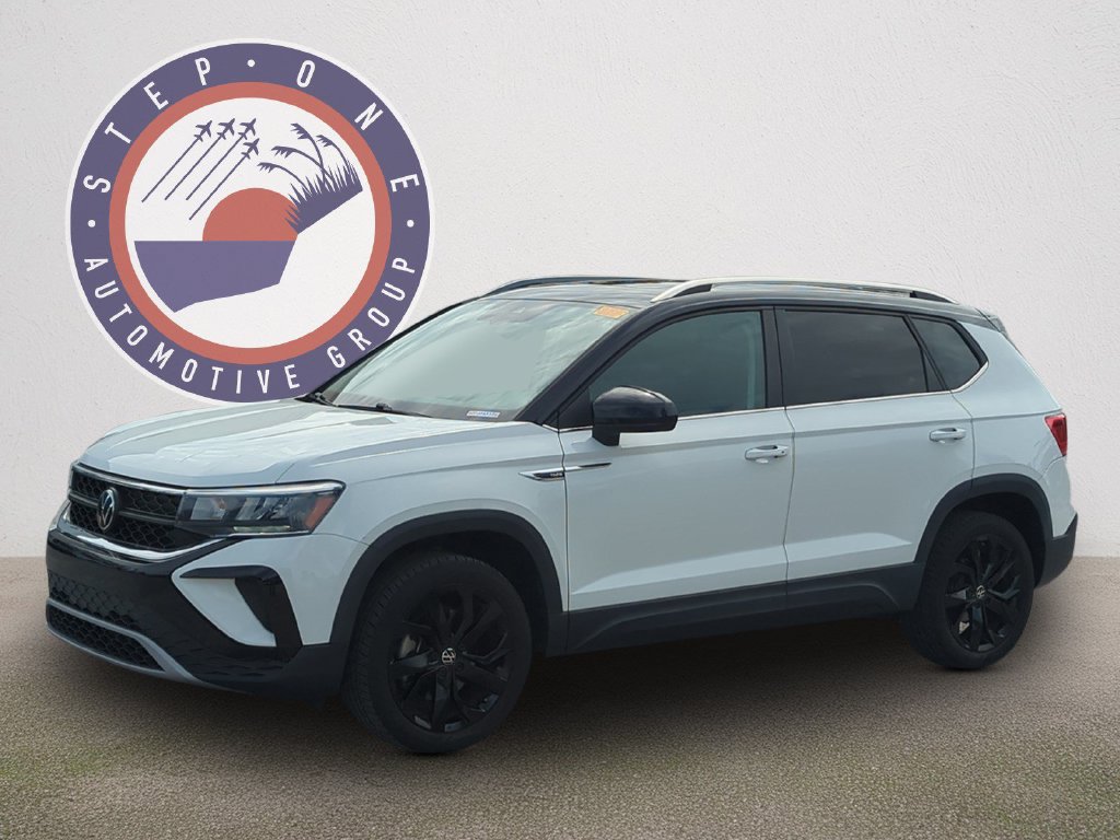 Used 2023 Volkswagen Taos SE w/ Panoramic Sunroof Package FWD image 2