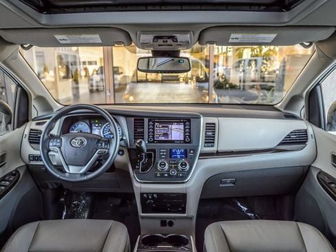 Used 2018 Toyota Sienna XLE Premium image 3