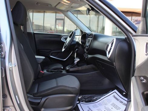 Used 2025 Kia Soul LX w/ LX Technology Package FWD image 9