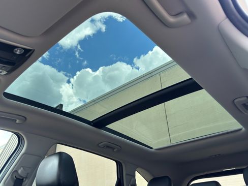 Used 2022 Kia Sorento S w/ Panoramic Sunroof Package AWD/4WD image 11