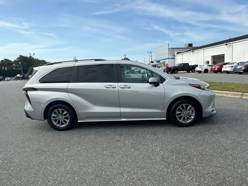 Used 2024 Toyota Sienna XLE image 7