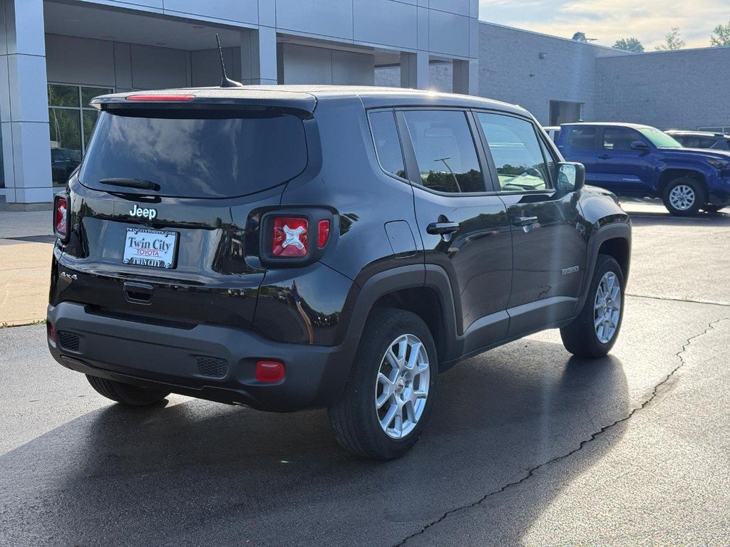 Used 2023 Jeep Renegade Latitude AWD/4WD image 3