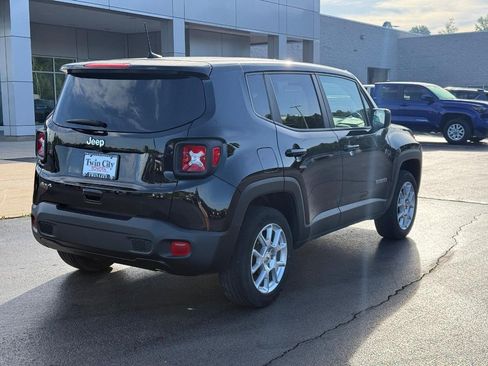 Used 2023 Jeep Renegade Latitude AWD/4WD image 3