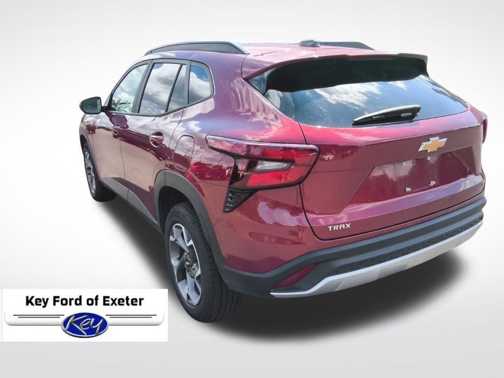 Used 2025 Chevrolet Trax LT FWD image 8
