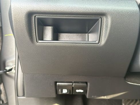 Used 2025 Nissan Versa SV FWD image 20