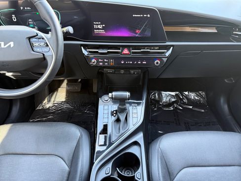 Used 2024 Kia Niro SX image 11
