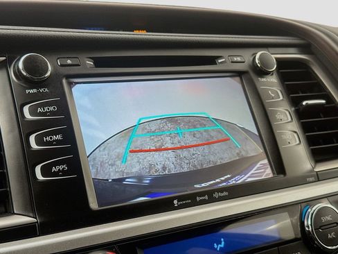Used 2019 Toyota Highlander Plus AWD/4WD image 15