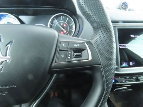 Used 2021 Maserati Levante image 12