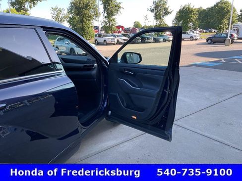 Used 2022 Toyota Highlander XLE AWD/4WD image 19
