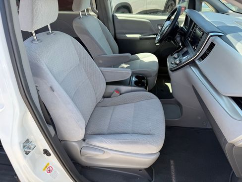 Used 2019 Toyota Sienna LE image 30