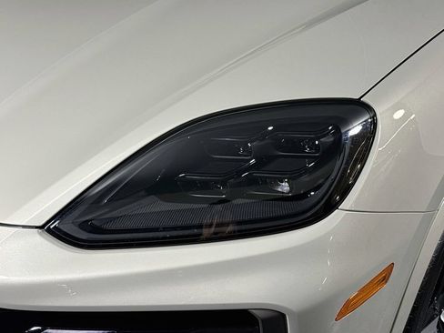 Certified 2025 Porsche Cayenne Turbo AWD/4WD image 26