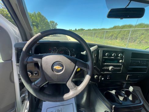 Used 2016 Chevrolet Express 2500 image 18