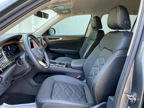 Used 2025 Volkswagen Atlas SE FWD image 16