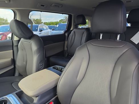 New 2026 Kia Carnival EX FWD image 23