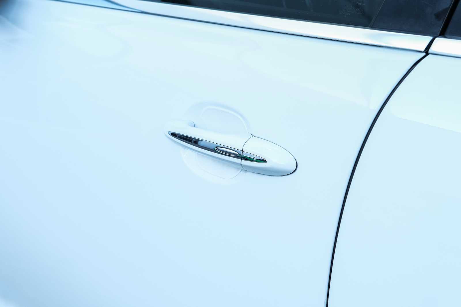 Used 2017 Jaguar XJ R-Sport RWD image 16