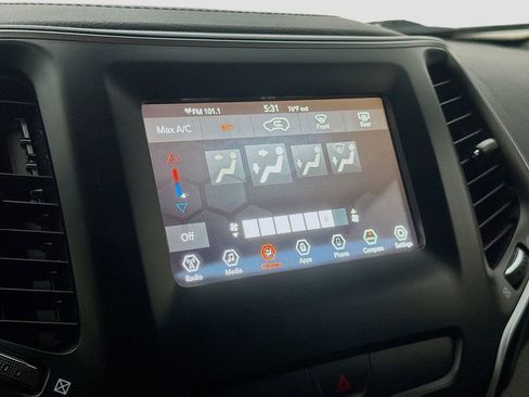 Used 2019 Jeep Cherokee Latitude Plus AWD/4WD image 18