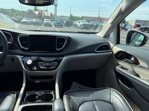 Used 2024 Chrysler Pacifica Limited FWD image 15