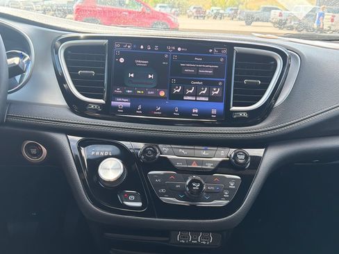Used 2023 Chrysler Pacifica Touring-L w/ S Appearance Package FWD image 12