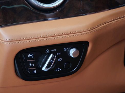 Used 2017 Bentley Bentayga AWD/4WD image 27