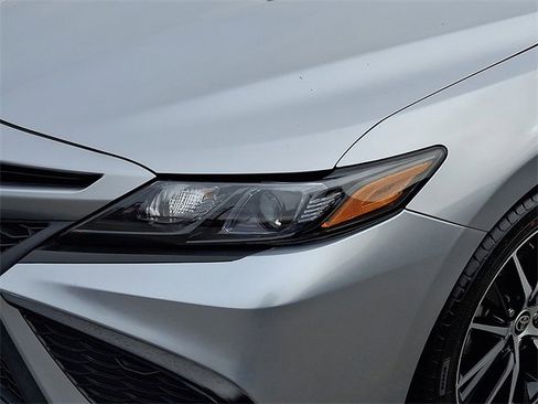 Used 2023 Toyota Camry SE image 9