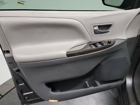 Used 2017 Toyota Sienna XLE image 13