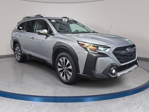 Used 2025 Subaru Outback Touring AWD/4WD image 3