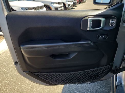 Used 2019 Jeep Wrangler Unlimited Sahara AWD/4WD image 16