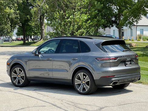 Certified 2020 Porsche Cayenne E-Hybrid AWD/4WD image 3