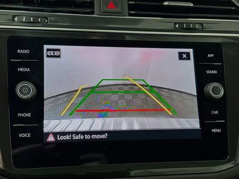 Used 2022 Volkswagen Tiguan SE w/ Panoramic Sunroof Package image 13