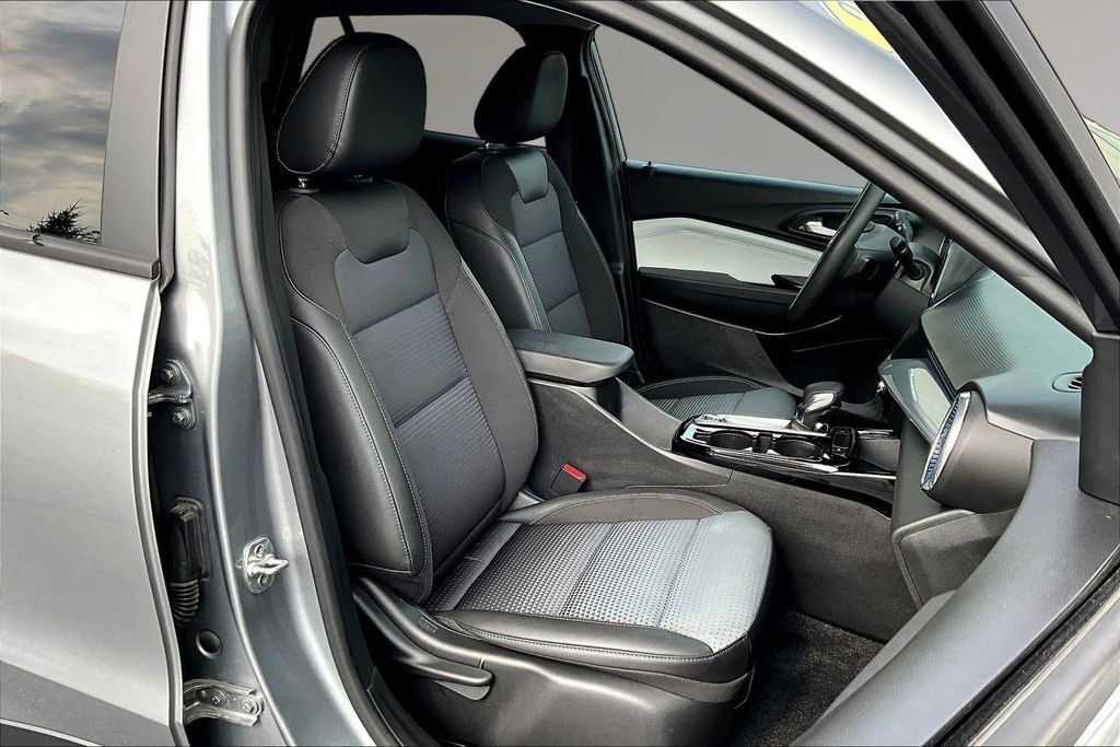 Used 2024 Chevrolet Trax LT FWD image 25