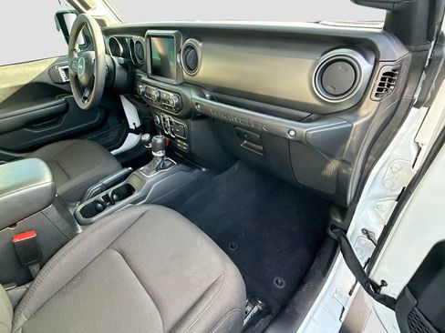 Used 2023 Jeep Wrangler Unlimited AWD/4WD image 33