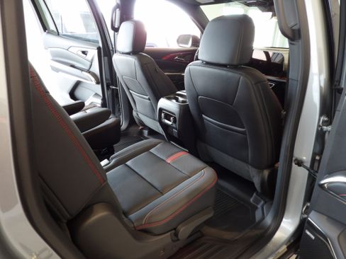 Used 2025 Chevrolet Traverse RS image 24