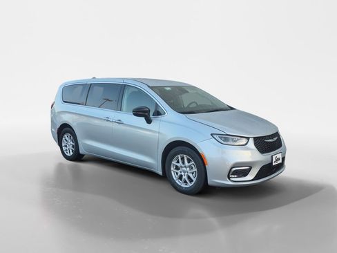 Used 2024 Chrysler Pacifica Touring-L image 2