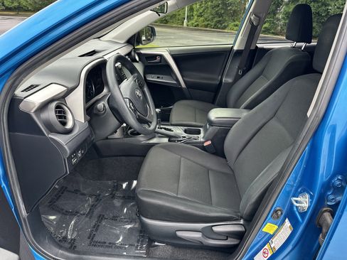 Used 2018 Toyota RAV4 LE FWD image 16