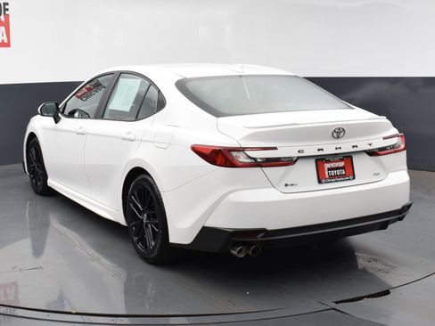 Used 2025 Toyota Camry SE w/ Convenience Package image 3