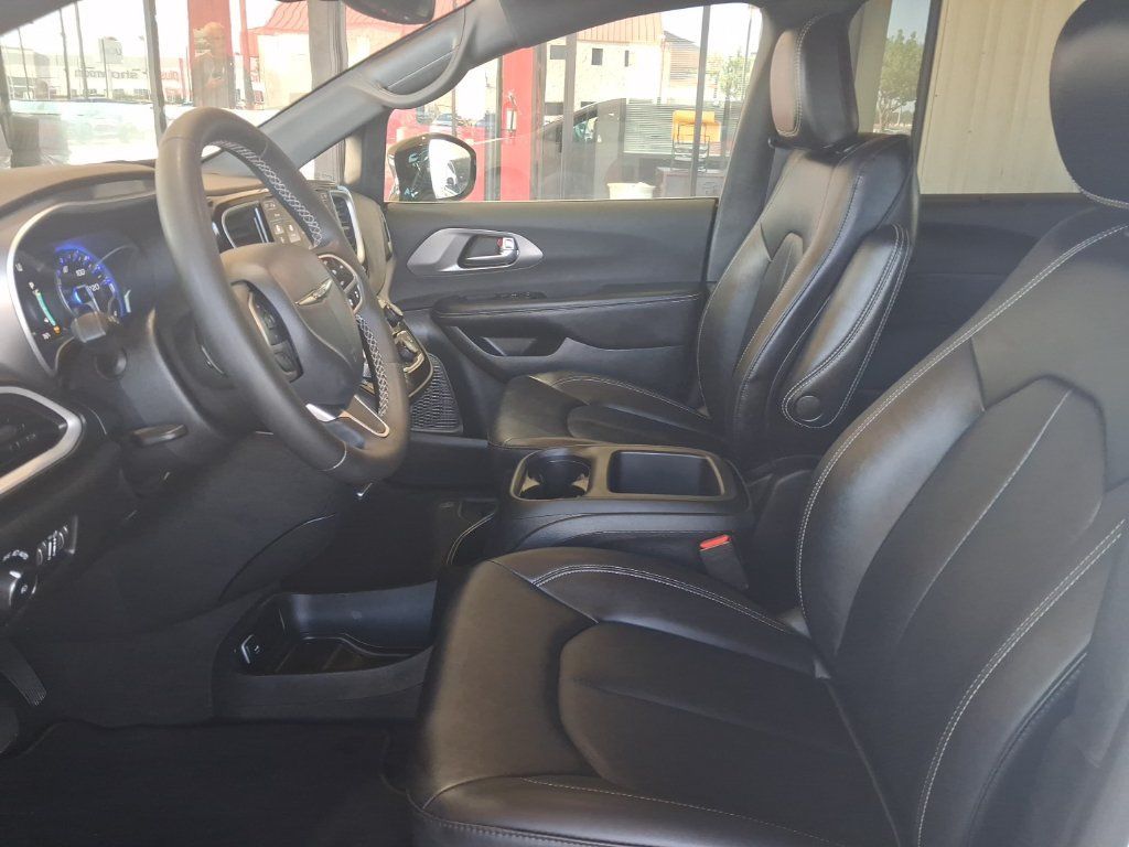 Used 2025 Chrysler Pacifica Select FWD image 4