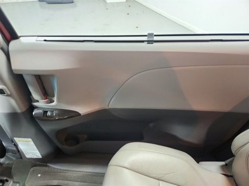 Used 2015 Toyota Sienna XLE Premium image 41