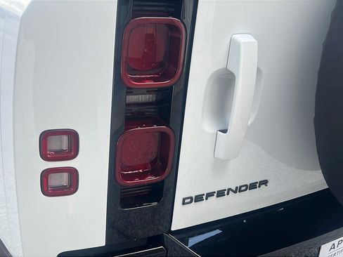 Used 2025 Land Rover Defender 130 X-Dynamic SE AWD/4WD image 12