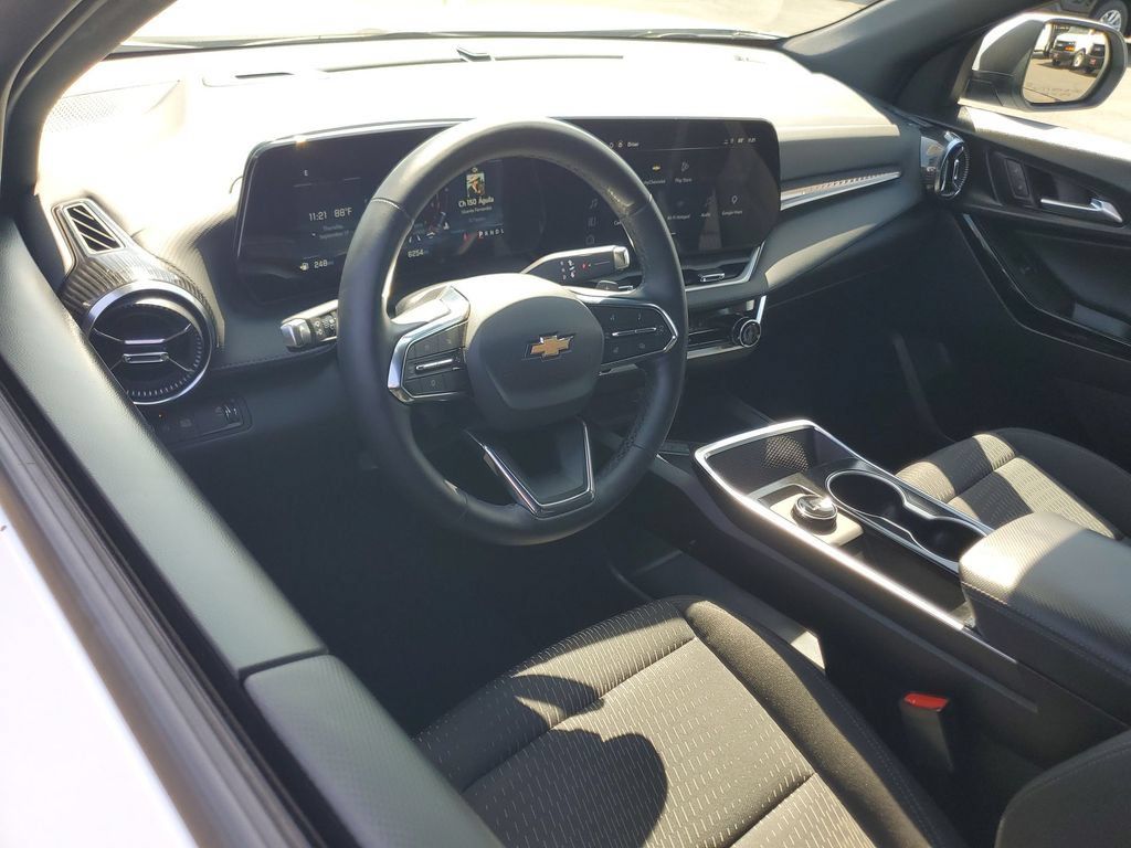 Used 2026 Chevrolet Equinox LT w/ Safety and Technology Package FWD image 10