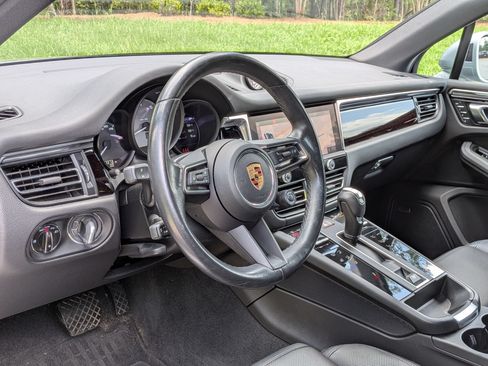 Certified 2022 Porsche Macan S AWD/4WD image 4