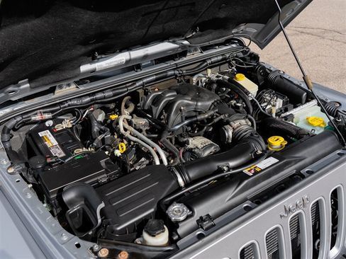 Used 2016 Jeep Wrangler Unlimited Sahara w/ Dual Top Group AWD/4WD image 14