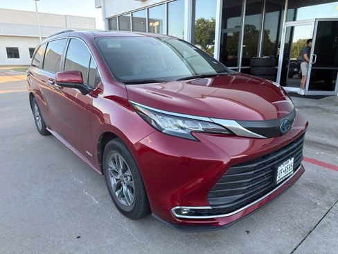 Used 2021 Toyota Sienna XLE FWD image 3