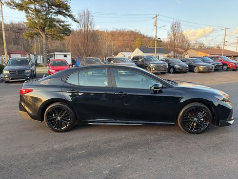 Used 2025 Toyota Camry SE image 6