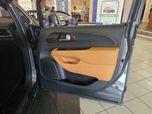Used 2022 Chrysler Pacifica Pinnacle FWD image 14