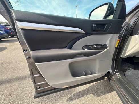 Used 2019 Toyota Highlander LE FWD image 10