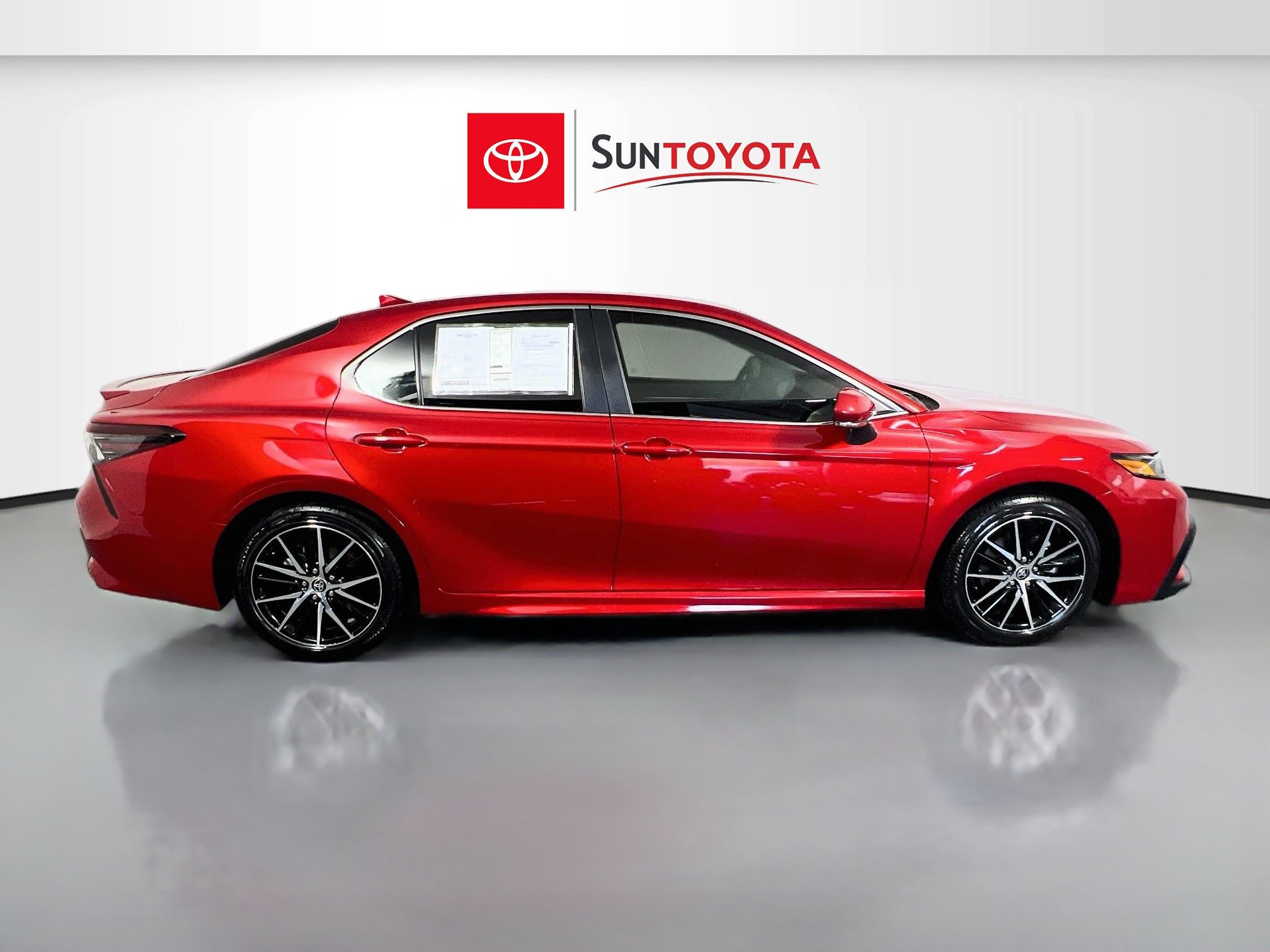 Used 2023 Toyota Camry SE FWD image 2