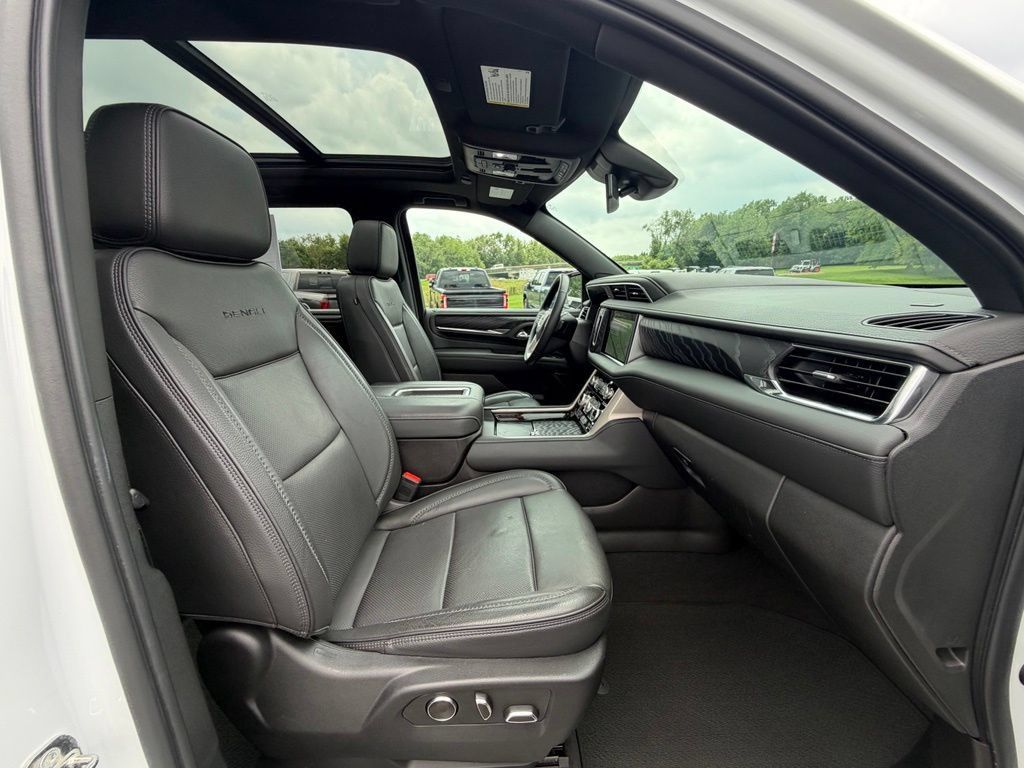 Used 2023 GMC Yukon XL Denali AWD/4WD image 24